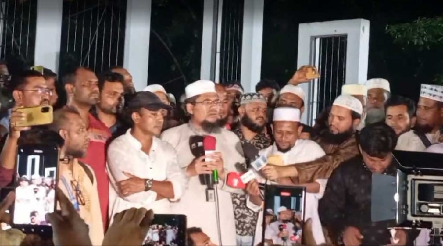 শহীদ মিনারে রাতভর অবস্থান এমপিওভুক্ত শিক্ষকদের