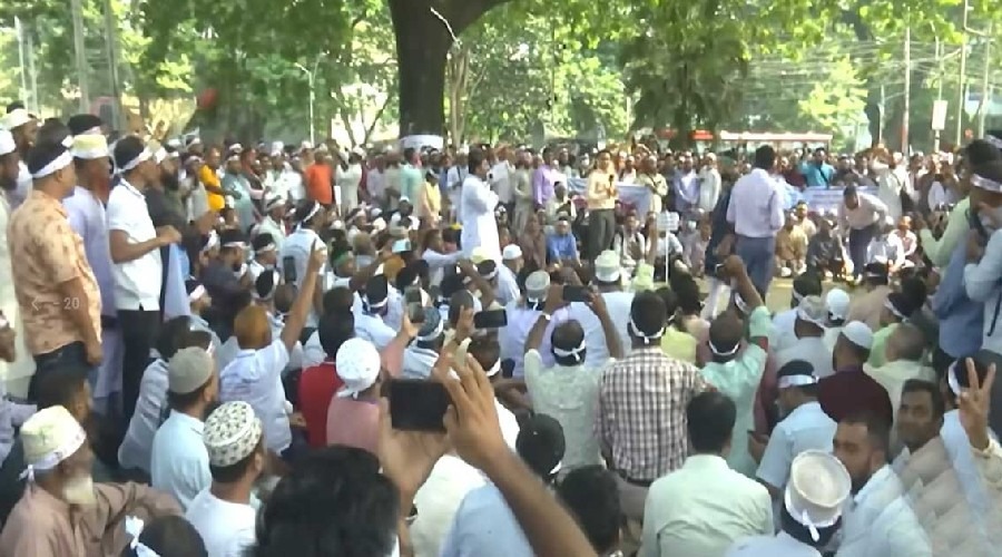 শাহবাগ অবরোধ তুলে নিলেন শিক্ষকরা, দাবি না মানলে যমুনা ঘেরাওয়ের হুঁশিয়ারি