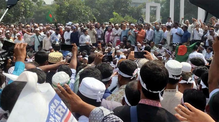 চলছে এমপিওভুক্ত শিক্ষকদের লাগাতার অবস্থান কর্মসূচি, শাহবাগে অবরোধের ঘোষণা