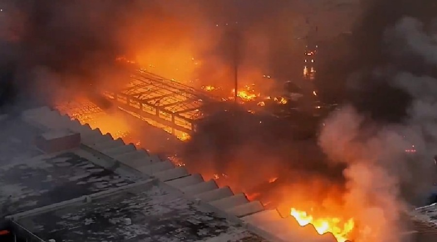 শাহজালাল বিমানবন্দরের অগ্নিকাণ্ড এখনও নিয়ন্ত্রণে আসেনি