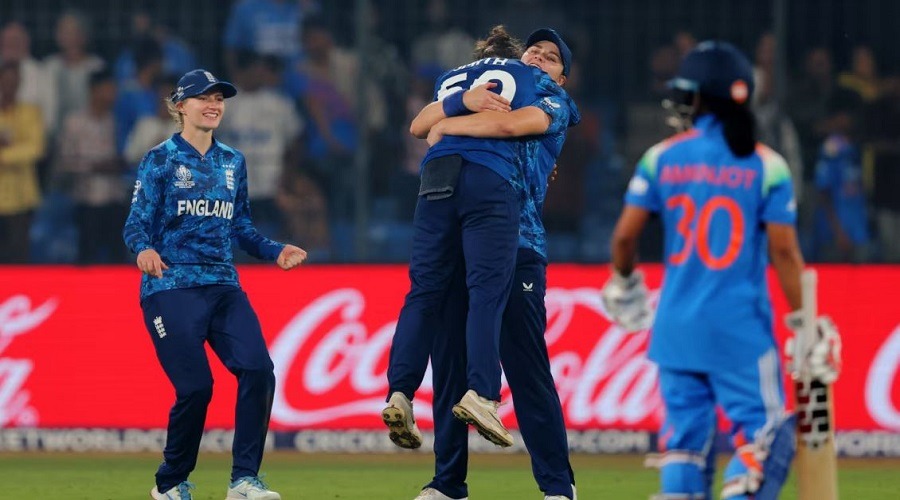 ভারতকে হারিয়ে সেমিফাইনাল নিশ্চিত করলো ইংল্যান্ড