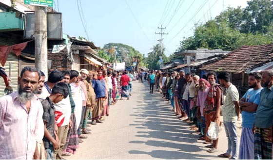 আশাশুনির পাইথালী বাজারের গণ-শৌচাগার ভাঙ্গার প্রতিবাদে মানববন্ধন