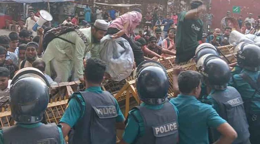 প্রতিবন্ধী গ্র্যাজুয়েটরা যমুনায় যেতে চাইলে শাহবাগে আটকে দেয় পুলিশ