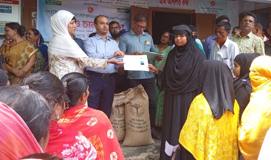 আগৈলঝাড়ায় ভিডব্লিউবি কার্ডধারী দুঃস্থ মহিলাদের চাল বিতরণ