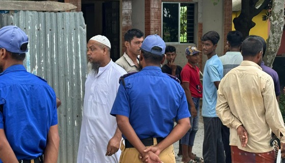 তানোরে কবিরাজের হাতে ইউনিয়ন ভূমি কর্মকর্তা লাঞ্চিত