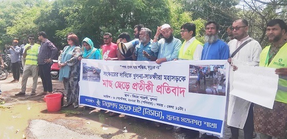 খুলনা-সাতক্ষীরা মহাসড়কে