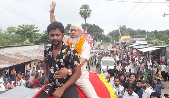 ধামইরহাটে প্রধান শিক্ষককে হাতির পিঠে চড়ে বিদায় দিল প্রাক্তন শিক্ষার্থীরা