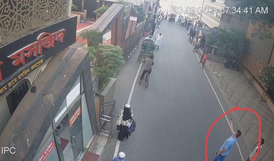 কক্সবাজার শহরে প্রকাশ্যে অস্ত্র নিয়ে মহড়া, মসজিদের খাদেমকে মারধর