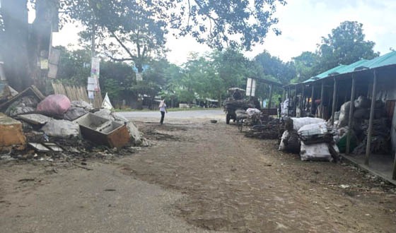 সুজানগর থানার পাশে রাস্তা দখল করে জমজমাট ভাংরির ব্যবসা