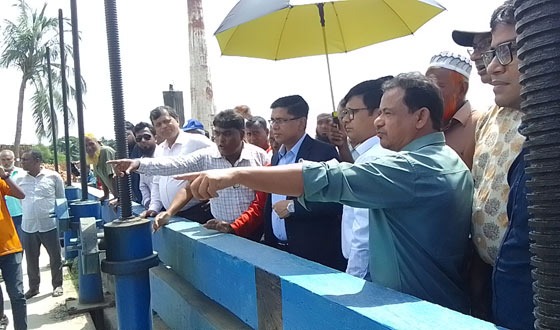 খুলনার ডুমুরিয়া জলাবদ্ধ এলাকা পরিদর্শন করলেন জেলা প্রশাসক