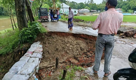 সারিযাকান্দিতে টানা বর্ষনে গ্রামীণ সড়কের বেহাল অবস্থায় দুর্ভোগ