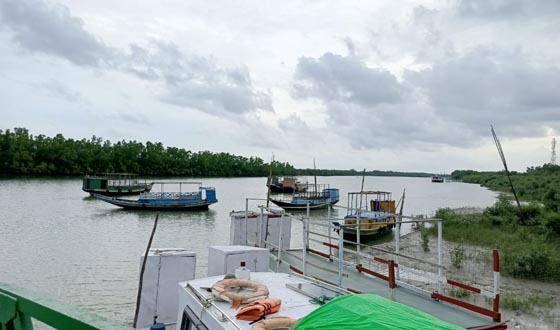 পর্যটকশুন্য সুন্দরবনে হতাশ ট্রলার শ্রমিকরা