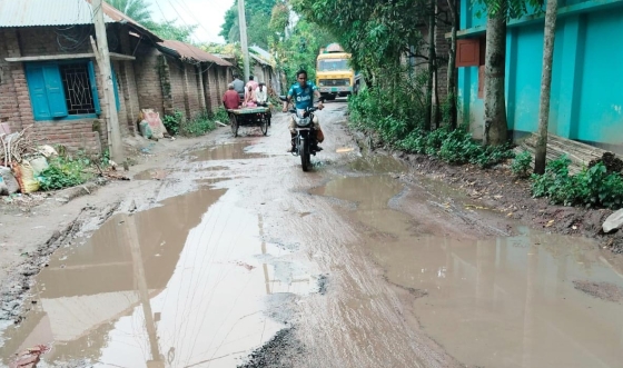তানোরে ‘সওজে’র রাস্তা ভেঙ্গে খানাখন্দে ভরপুর, দুর্ভোগে মানুষ