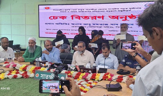 সাতক্ষীরায় সড়ক দুর্ঘটনায় নিহত ও আহতদের পরিবারে চেক বিতরণ