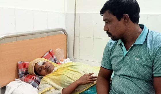 দেবহাটায় জুয়ার টাকাকে কেন্দ্র করে মারপিট ও বাড়িঘর ভাঙচুর