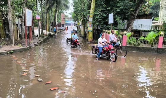 পুঠিয়ায় স্বাস্থ্য কমপ্লেক্সে জলাবদ্ধতা: আতঙ্কে রোগী ও স্বজনরা