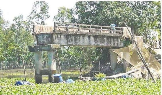 রাজারহাটে ৮ বছর ধরে চরম দুর্ভোগে চার গ্রামের মানুষ