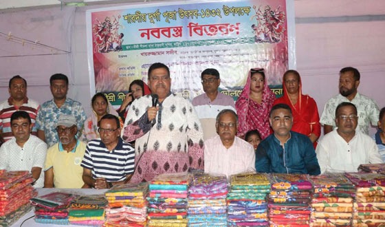 খুলনায় শারদীয় দুর্গাপূজা উপলক্ষে বিএনপির বস্ত্র বিতরণ