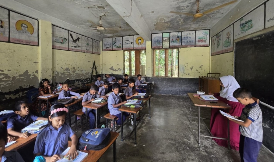 চারঘাটে ঝুঁকিপূর্ণ ভবনে পাঠদান, অপ্রতুল বেঞ্চে শিক্ষার্থীদের দুর্ভোগ