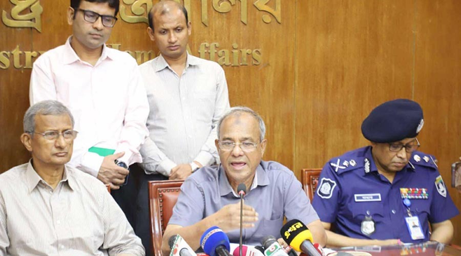 গুজব ছড়ানো বন্ধে কঠোর ব্যবস্থা নেবে সরকার: স্বরাষ্ট্র উপদেষ্টা