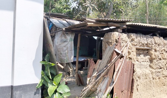 মহাদেবপুরে রাস্তা নিতে প্রতিপক্ষের বাড়ি ভাঙচুর