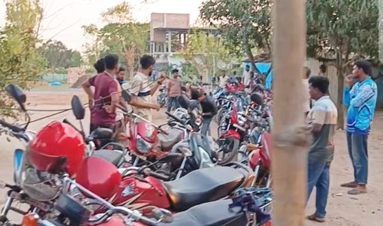 পাম্পে মটরসাইকেলসহ চালকদের লম্বা লাইন