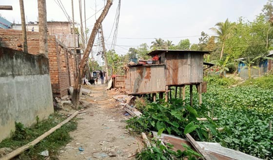 এক কিলোমিটার সড়কে জনদুর্ভোগ