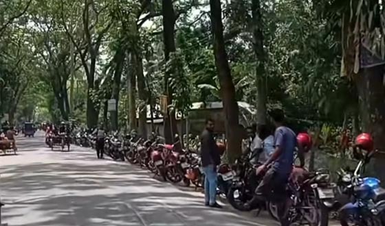 চাটমোহরে তেল পাম্পে মোটরসাইকেল চালকদের দীর্ঘ লাইন, ভোগান্তি