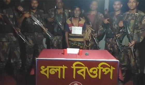 দৌলতপুর সীমান্তে বোমা ও চোরাচালানী মালামালসহ আটক ১