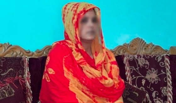 ৩৫ বছরের নারীর প্রেমের ফাঁদে ২৫ বছরের যুবক, বিয়ের দাবিতে অনশন