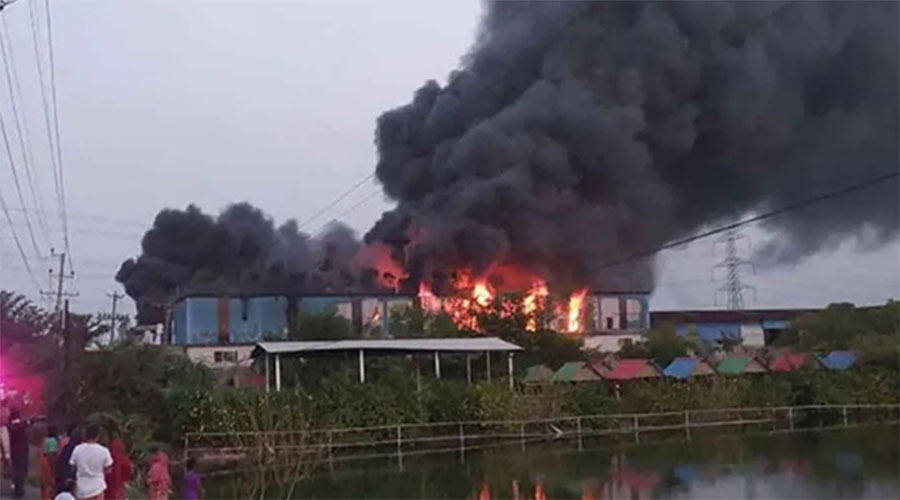 কেরানীগঞ্জে গ্যাসলাইট কারখানায় ভয়াবহ আগুন, ৫ জনের মরদেহ উদ্ধার