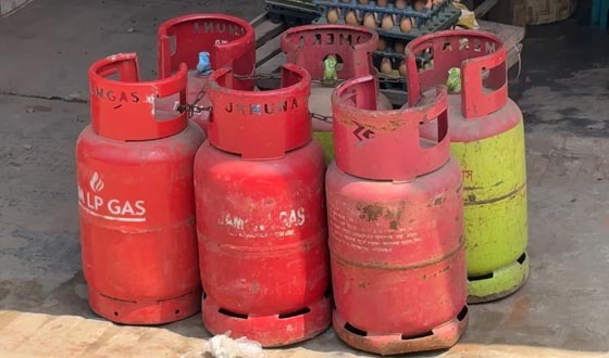 সরকার নির্ধারিত মূল্যে হিলিতে মিলছে না এলপিজি গ্যাস