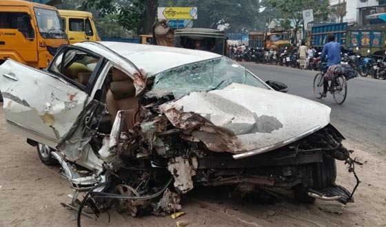 নিয়ন্ত্রণ হারিয়ে প্রাইভেটকার গাছে ধাক্কা, নিহত ১, আহত স্ত্রী