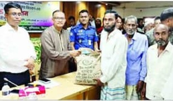 চাষিদের সার ও বীজ বিতরণ করলেন প্রতিমন্ত্রী শরিফুল আলম