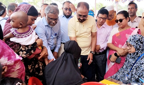 ময়মনসিংহে হামের টিকাদান কেন্দ্রে উপচে পড়া ভীড়