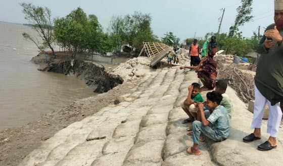 আশাশুনির কাকবাসিয়ায় পাউবো'র বেড়ী বাঁধে ভয়াবহ ভাঙ্গন