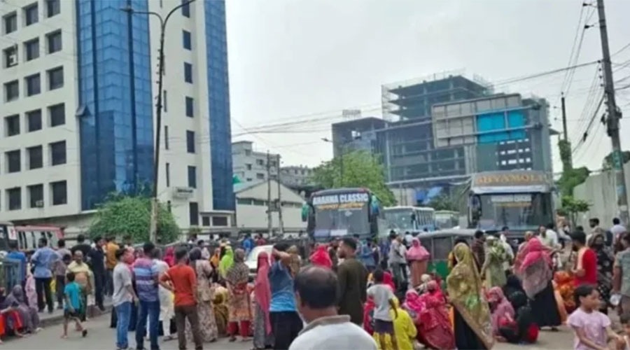 তেজগাঁওয়ে সড়ক অবরোধ করে আন্দোলনে পোশাক শ্রমিকরা