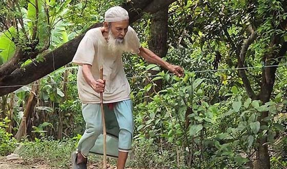 দড়ি ও বাঁশ বেয়ে মসজিদে যাওয়া অন্ধ মুয়াজ্জিন আর নেই
