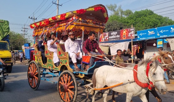 ঘোড়ার গাড়িতে ফুলবাড়ী কলেজের অধ্যক্ষকে বিদায়