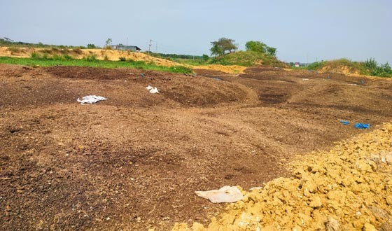 পোলট্রি খামারের বর্জ্য উন্মুক্তস্থানে ফেলায় দুর্গন্ধে অতিষ্ঠ এলাকাবাসি