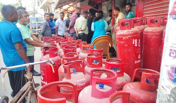 বরিশালে অতিরিক্ত দামে গ্যাস সিলিন্ডার বিক্রি, জরিমানা
