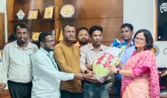 জেলা প্রশাসকে ইউপি পরিষদ প্রশাসনিক সমিতির ফুলেল শুভেচ্ছা
