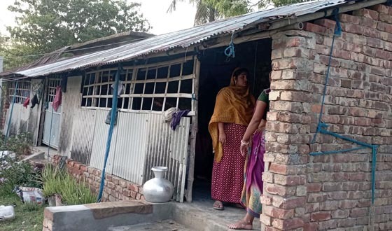 তালাককৃত স্ত্রী কর্তৃক ইউপি সদস্যের বসতঘর ভাঙচুর ও লুটপাট