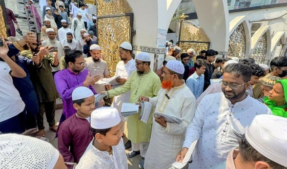 গণভোটের রায় বাস্তবায়নের দাবিতে ১১ দলীয় ঐক্যের লিফলেট বিতরণ