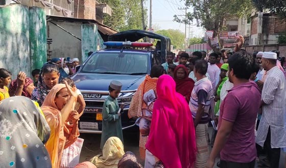 হিলিতে নিখোঁজ মেহের আলীকে উদ্ধারের দাবিতে মানববন্ধন