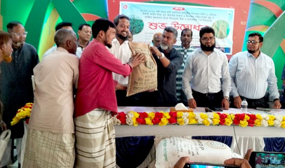 মহাদেবপুরের চাষীরা পাচ্ছেন বিনামূল্যে বীজ ও সার