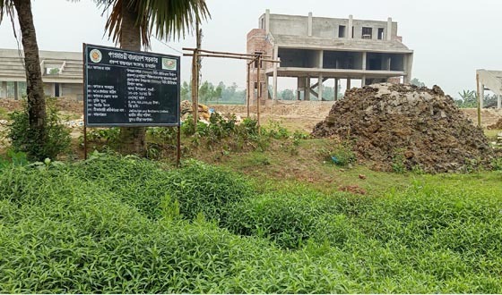 মান্দায় স্টেডিয়াম নির্মাণ কাজে অনিয়মের অভিযোগ