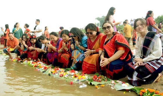 খাগড়াছড়িতে নদীতে ফুল ভাসিয়ে মঙ্গল কামনা
