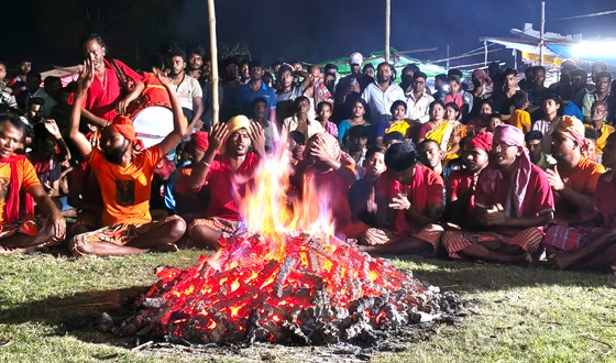 নীল পূজায় আগুন সন্ন্যাস, জ্বলন্ত অগ্নিকুণ্ডে ভক্তদের নৃত্য
