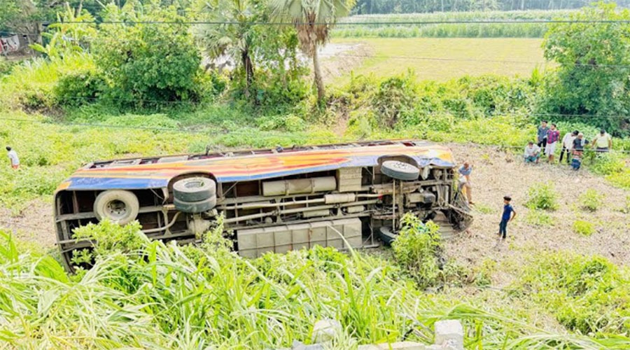 ভাঙ্গায় বাস-পিকআপ সংঘর্ষ হয়ে বাস উল্টে খাদে, নিহত ২, আহত অনেকে